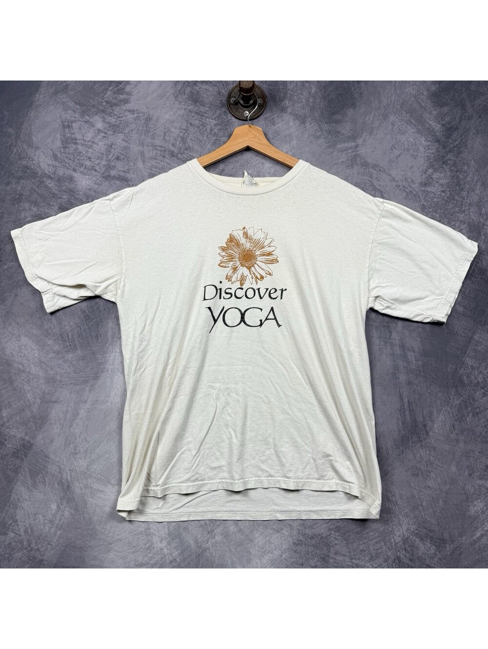 Vintage Discover Yoga Discover Yourself Flower Graphic. t shirt XL